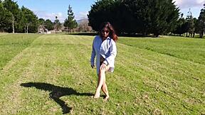 स्थल#4 वीडियो के लिए: Solo workout in public park leads to steamy encoun...