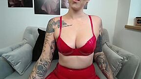 स्थल#20 वीडियो के लिए: Latex clad camgirl Nina teases in her tight leggin...